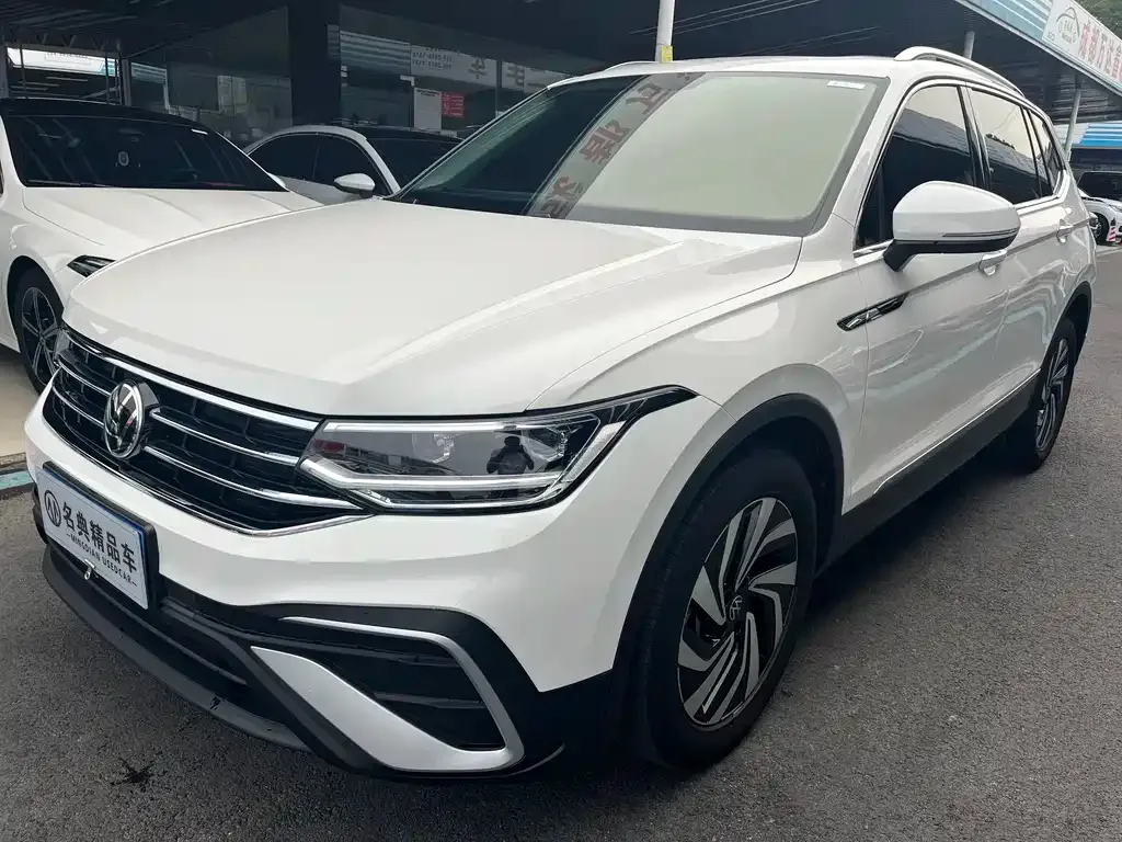 Volkswagen Tiguan L — фото 1