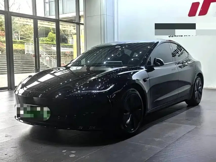 Tesla Model 3 — фото 1