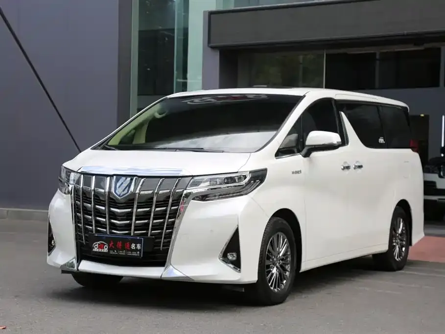 Toyota Alphard — фото 1