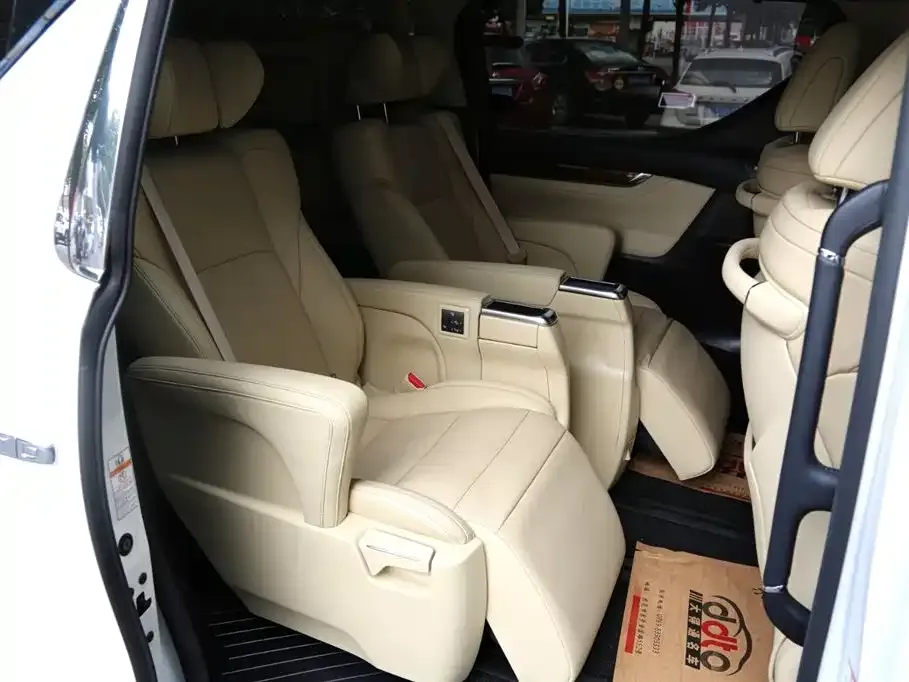 Toyota Alphard — фото 4