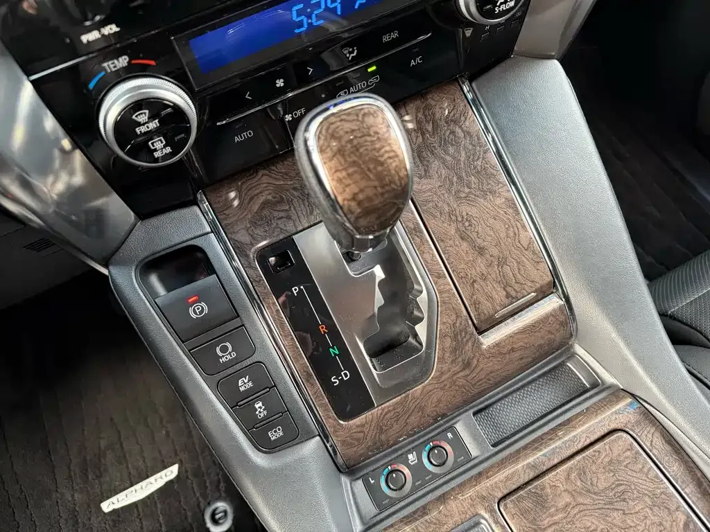 Toyota Alphard — фото 7
