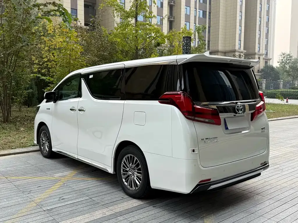 Toyota Alphard — фото 4