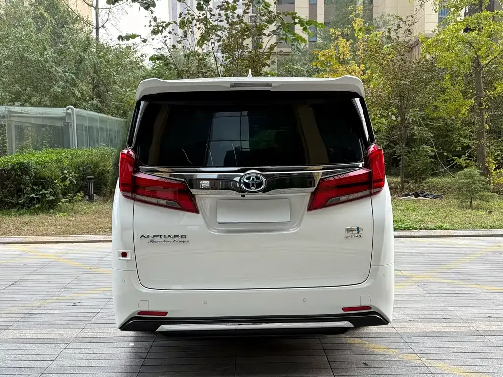 Toyota Alphard — фото 2