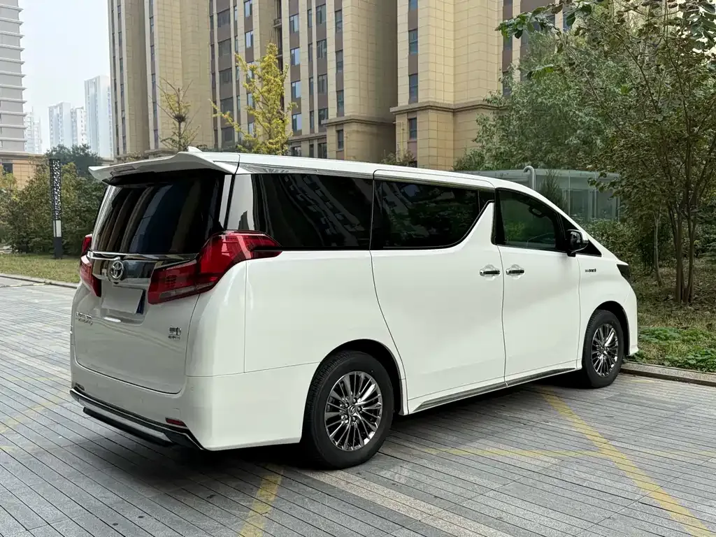 Toyota Alphard — фото 9