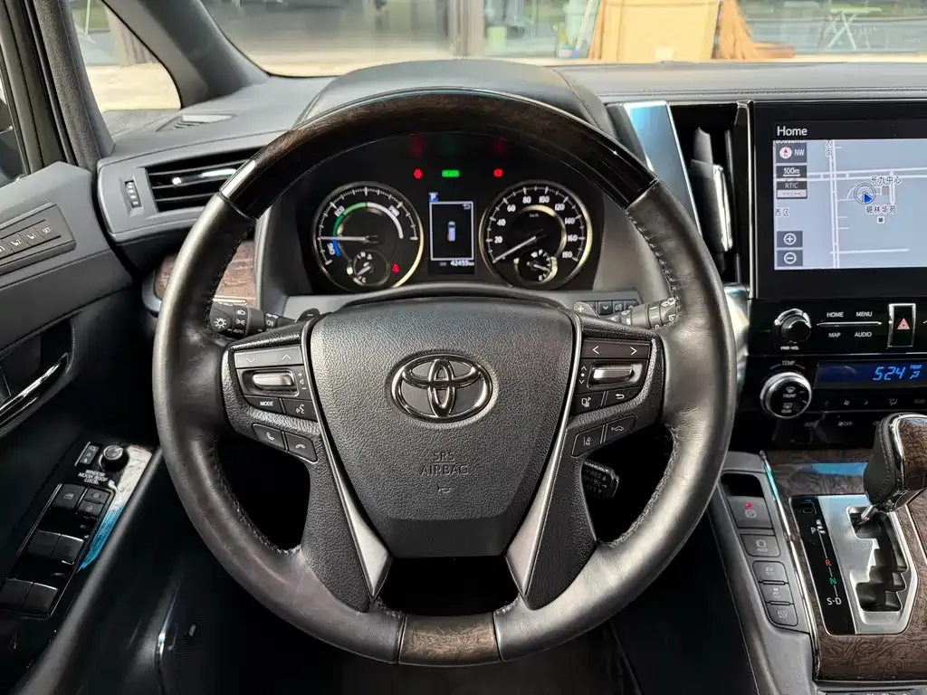 Toyota Alphard — фото 5