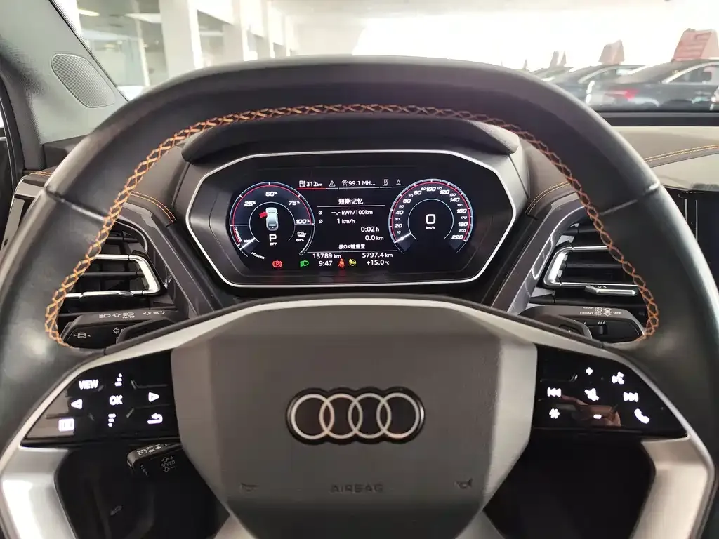 Audi Q4 e-tron — фото 8