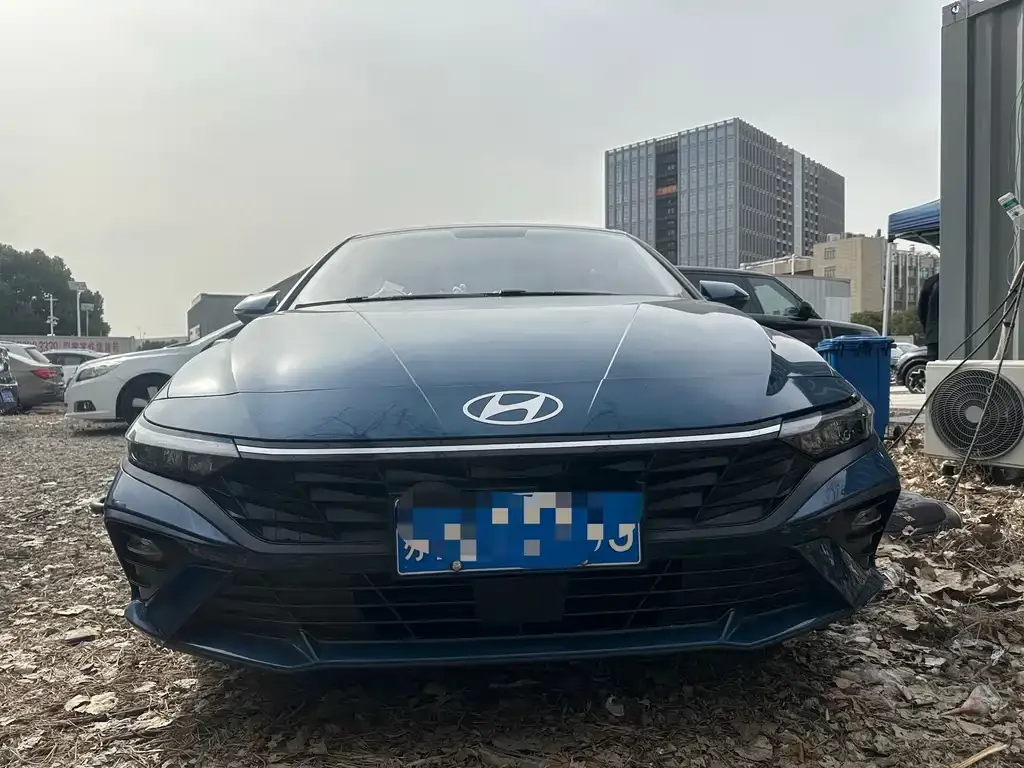 Hyundai Elantra — фото 1