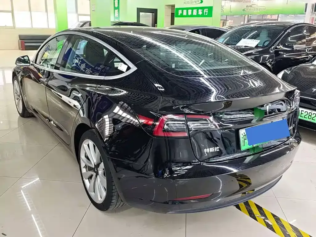 Tesla Model 3 — фото 4