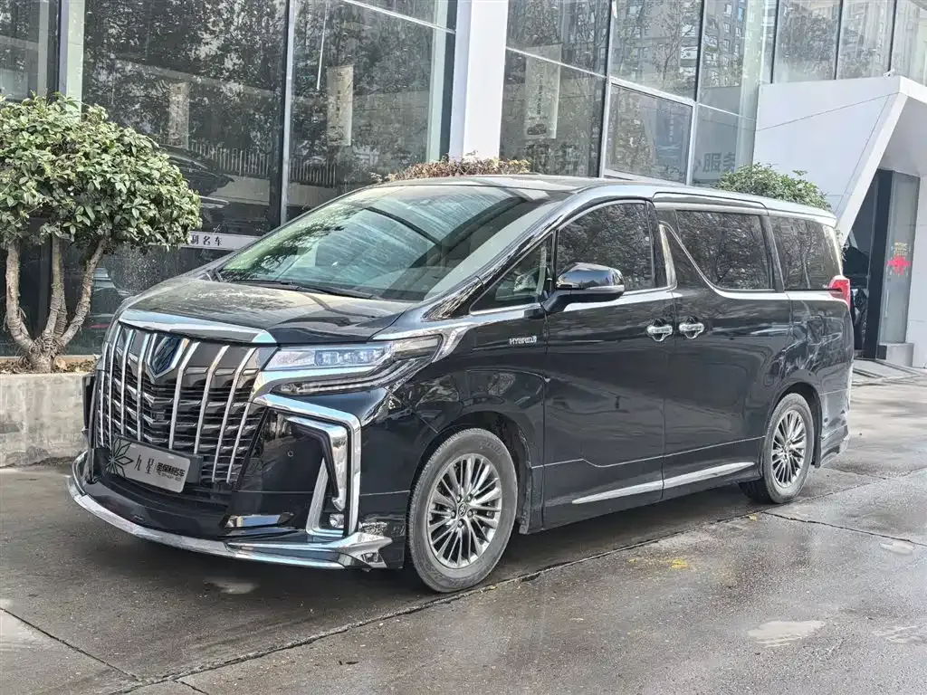 Toyota Alphard — фото 1