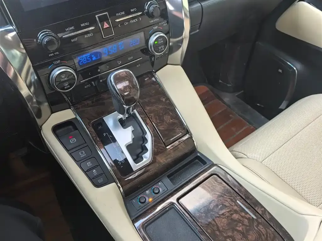 Toyota Alphard — фото 7