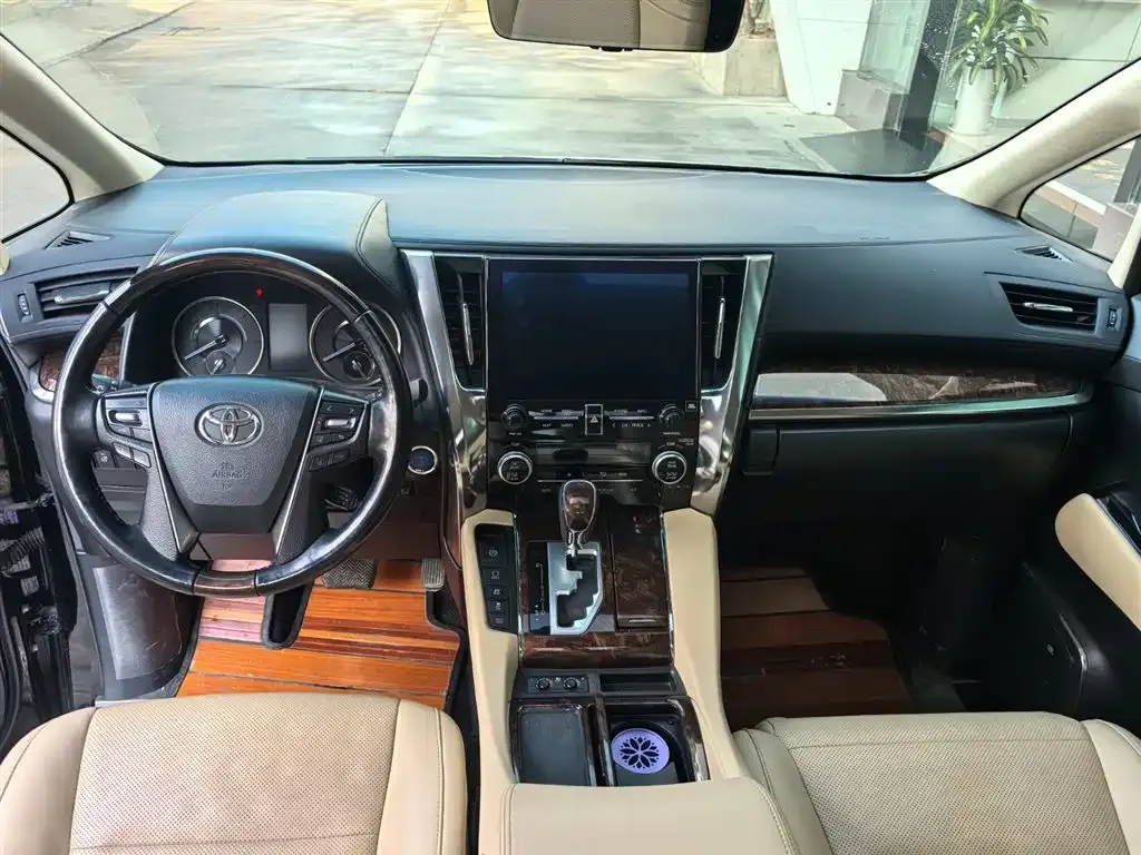 Toyota Alphard — фото 6