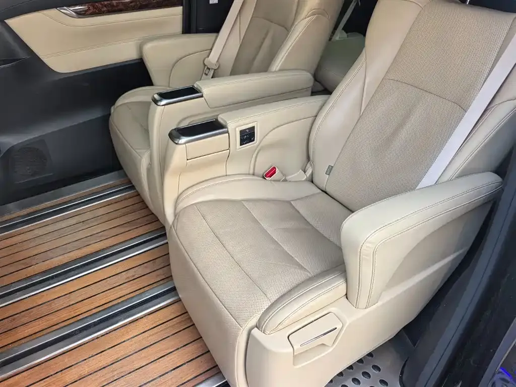 Toyota Alphard — фото 2