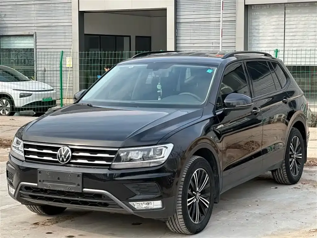 Volkswagen Tiguan L — фото 1