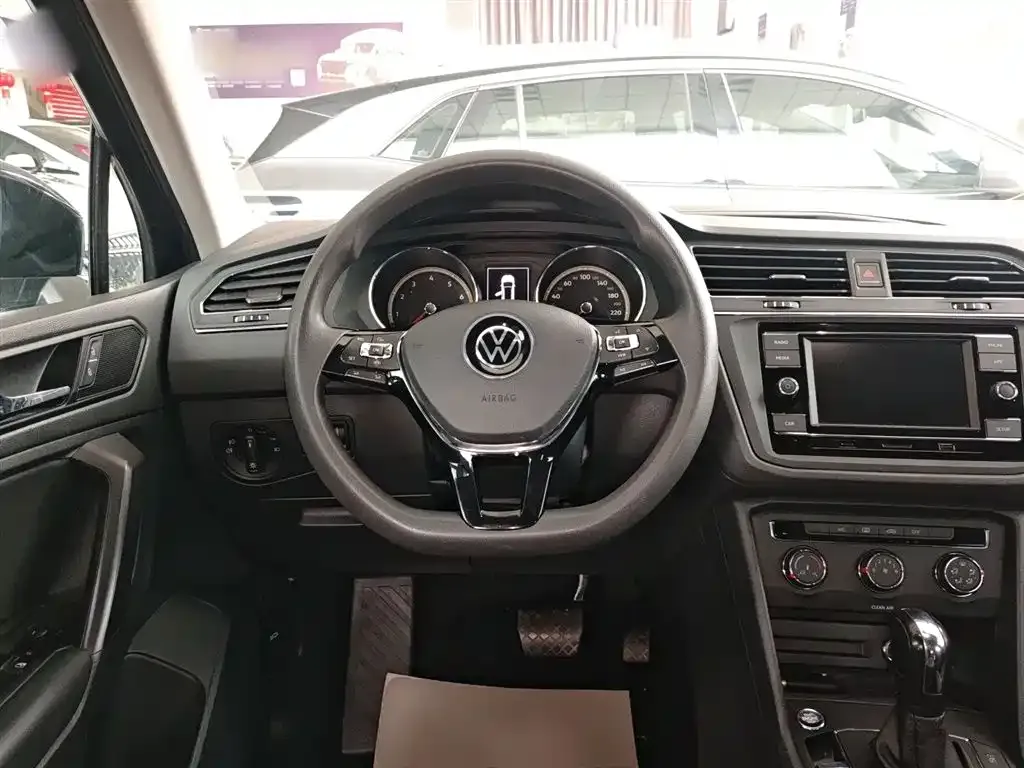 Volkswagen Tiguan L — фото 5