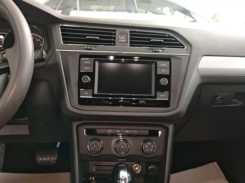 Volkswagen Tiguan L — фото 4