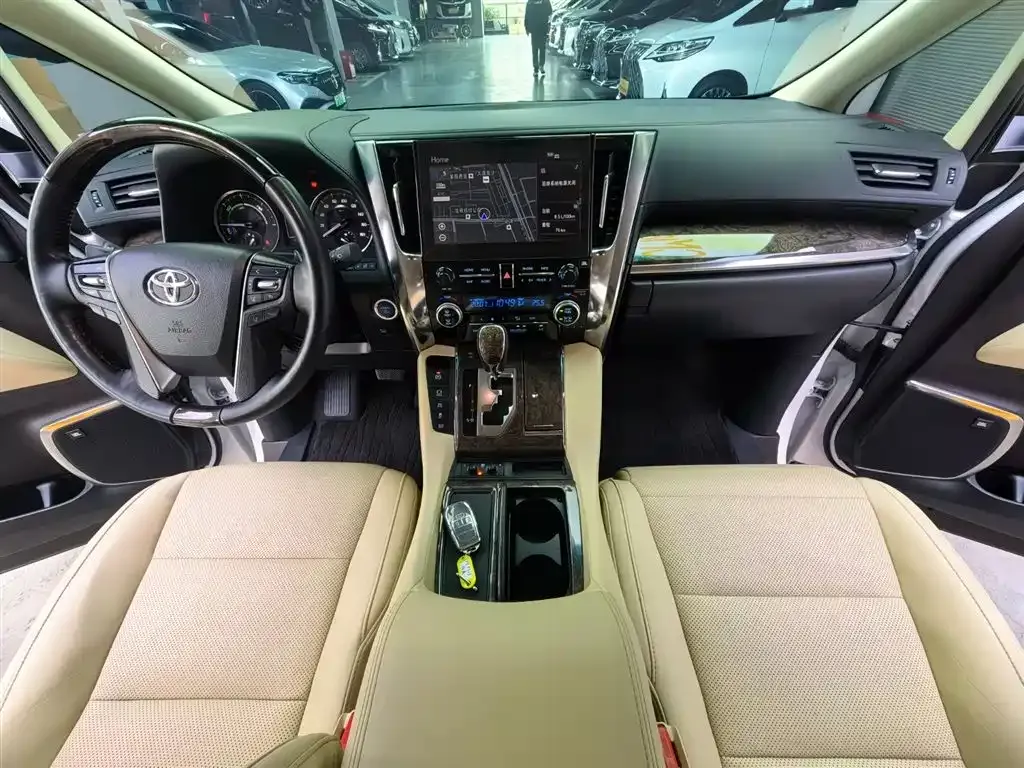 Toyota Alphard — фото 8