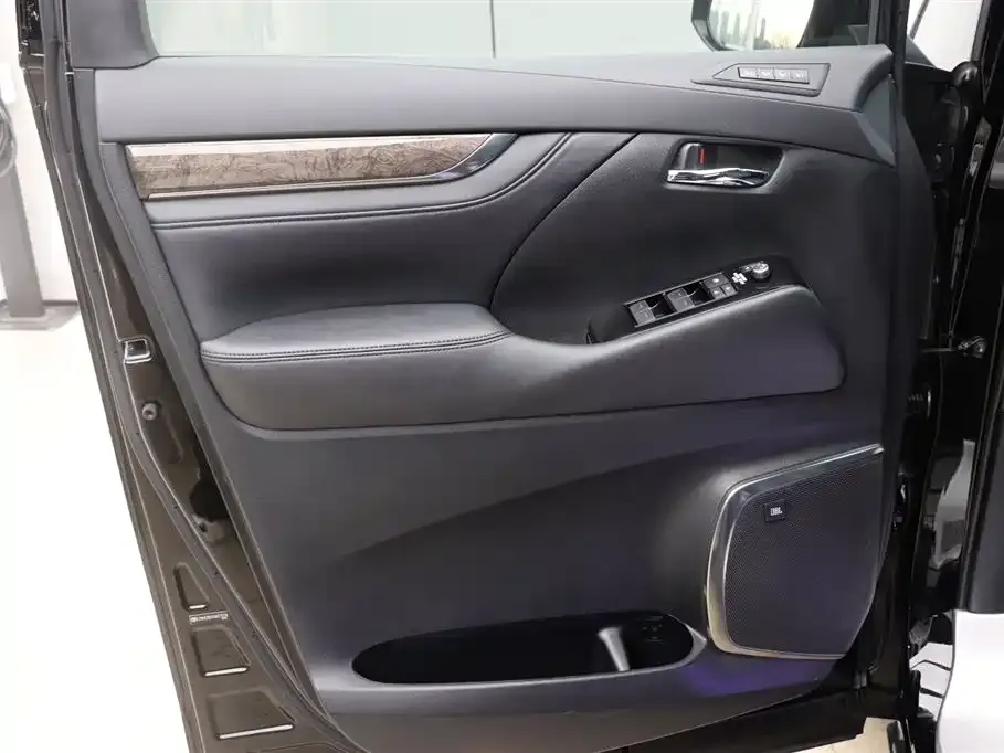 Toyota Alphard — фото 9