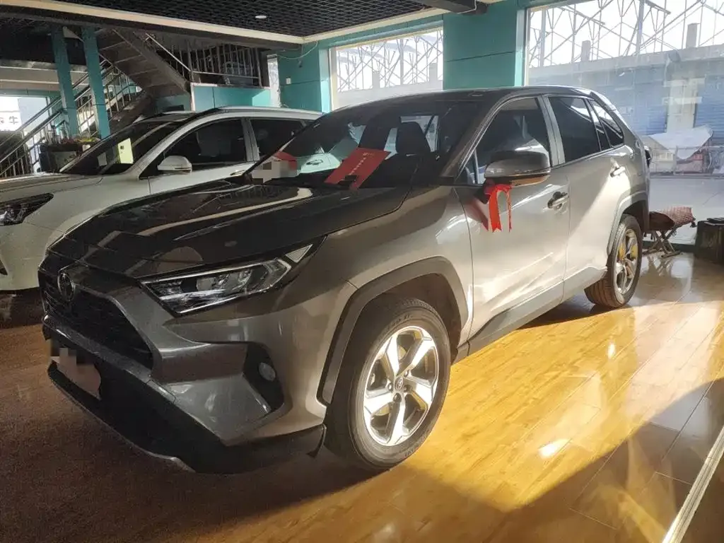 Toyota RAV4 — фото 1