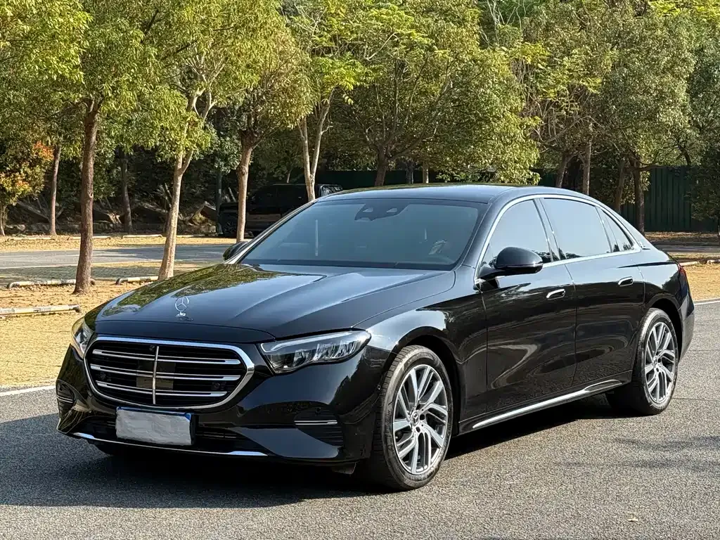 Mercedes-Benz E-Class — фото 1
