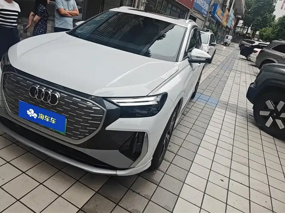 Audi Q4 e-tron — фото 1