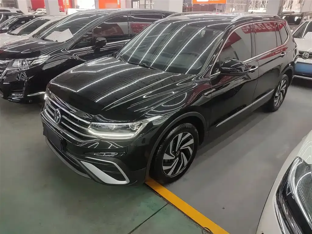 Volkswagen Tiguan L — фото 1