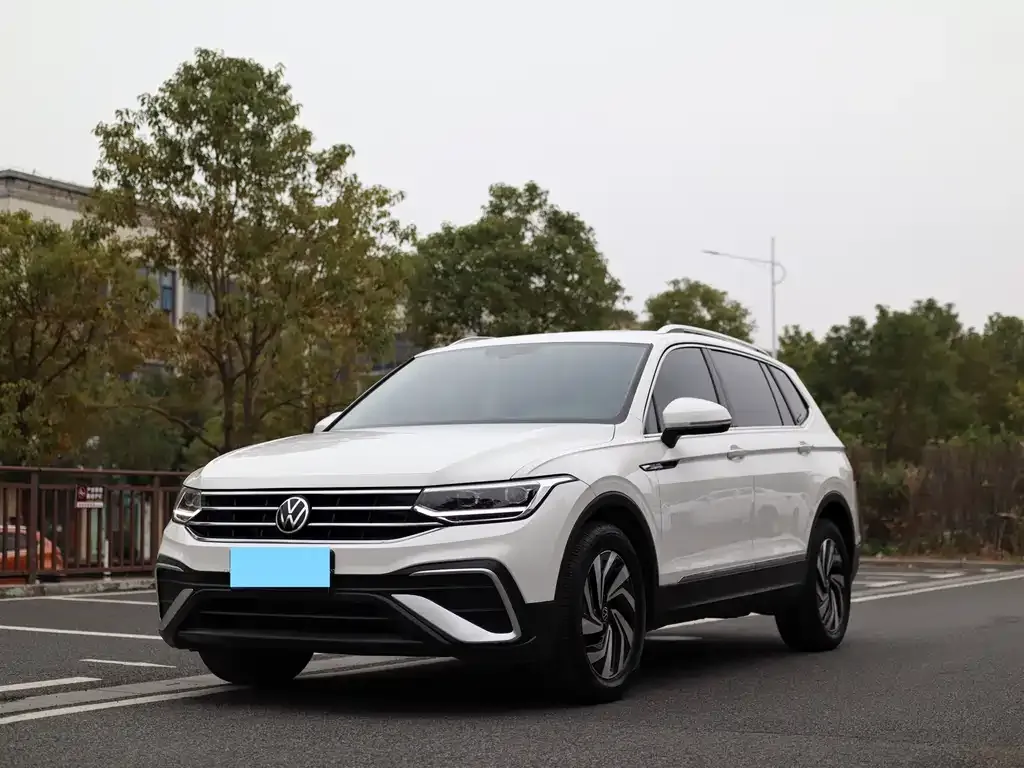 Volkswagen Tiguan L — фото 1