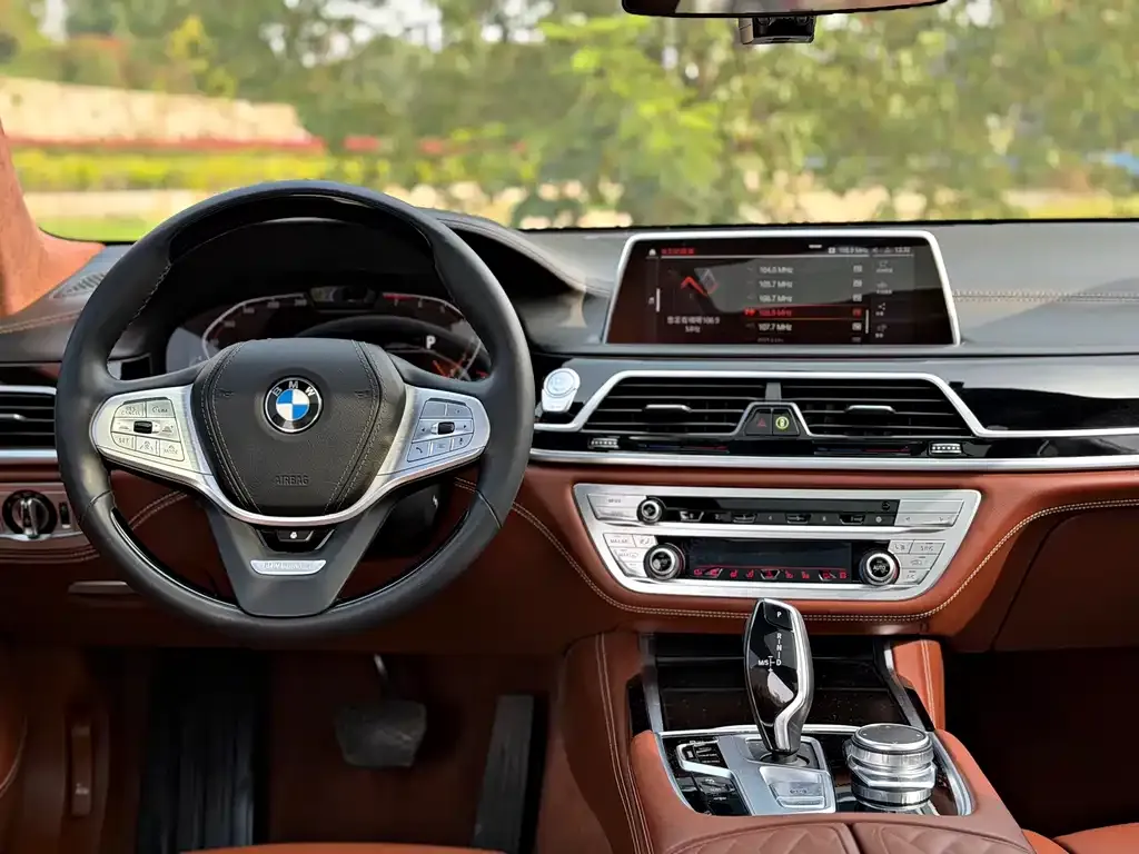 BMW 7 Series — фото 10