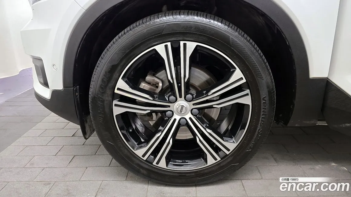 Volvo XC40 — фото 10