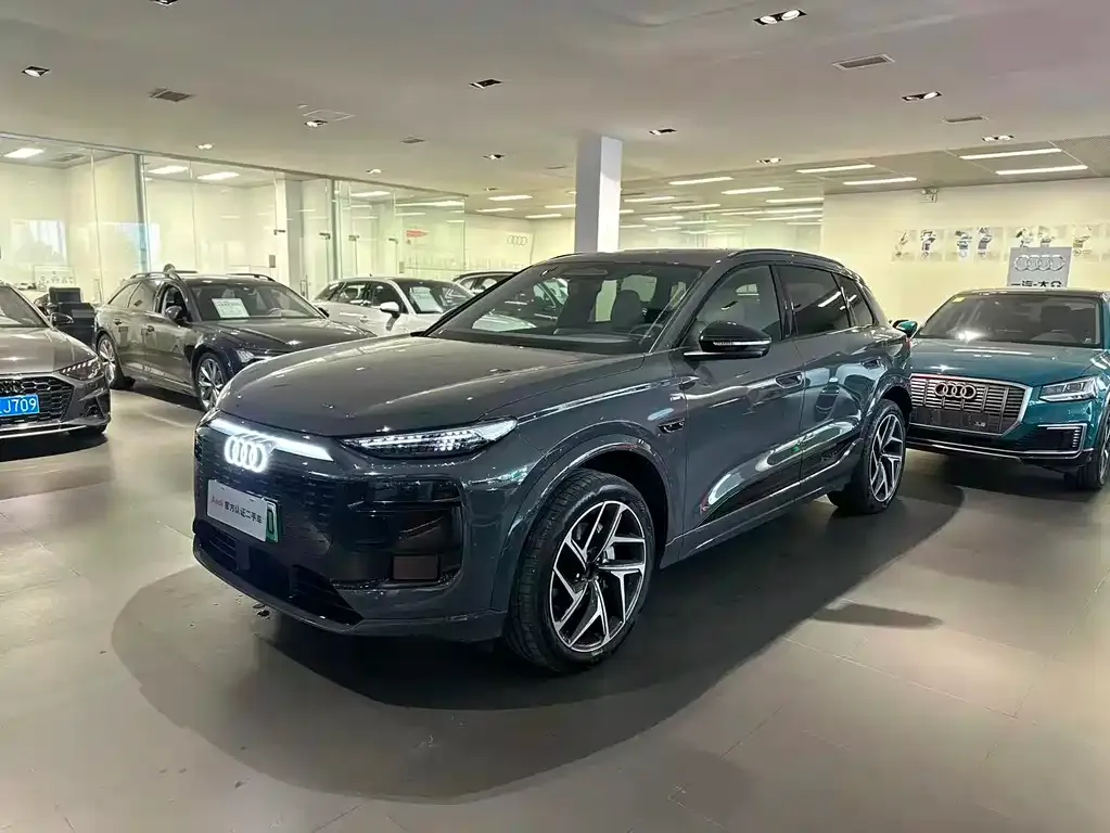 Audi Q6L e-tron — фото 1