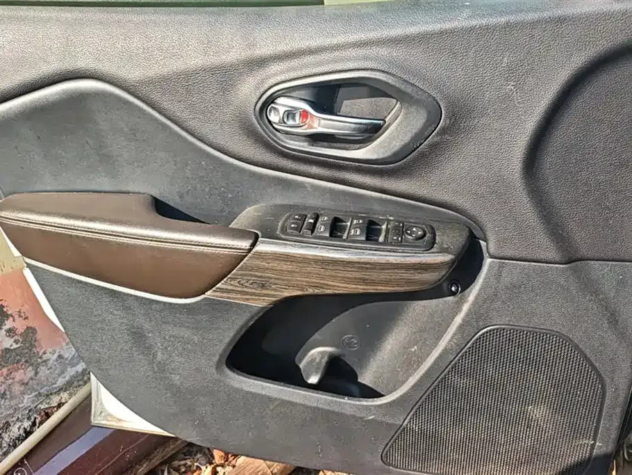 Jeep Cherokee — фото 9
