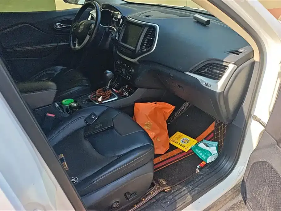 Jeep Cherokee — фото 4
