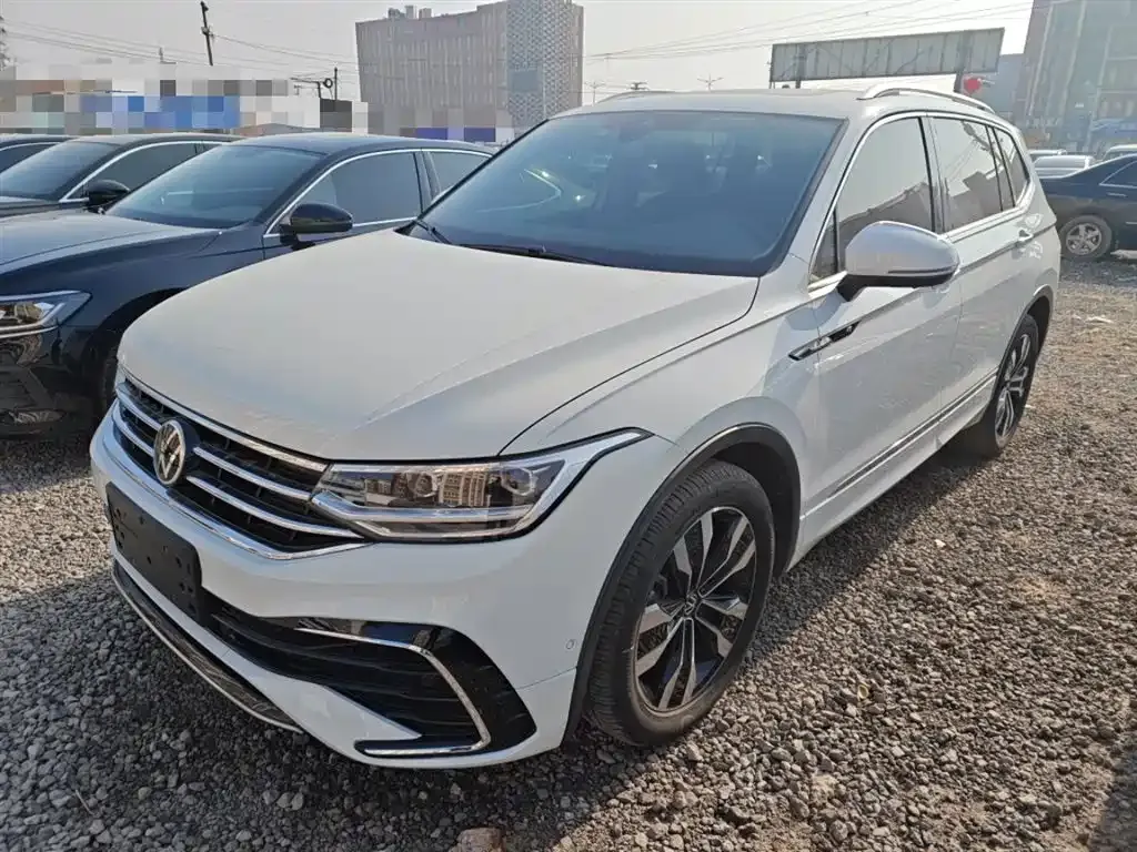 Volkswagen Tiguan L — фото 1