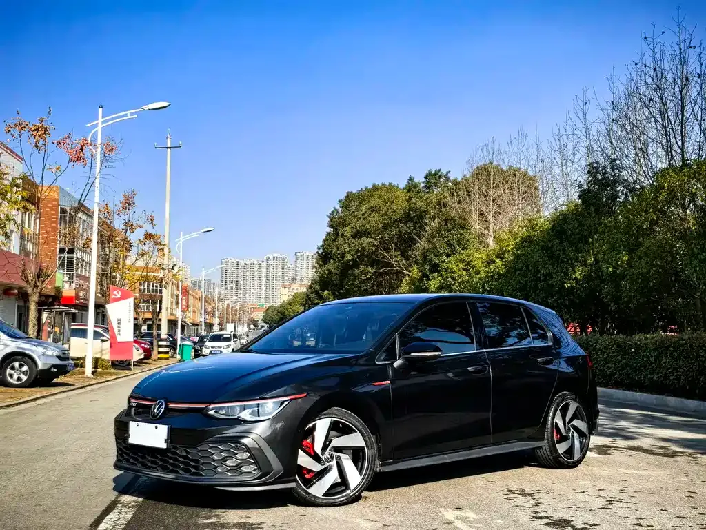 Volkswagen Golf GTI — фото 1
