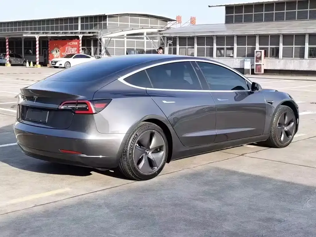 Tesla Model 3 — фото 7