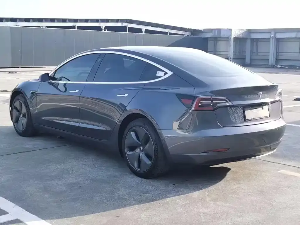 Tesla Model 3 — фото 9
