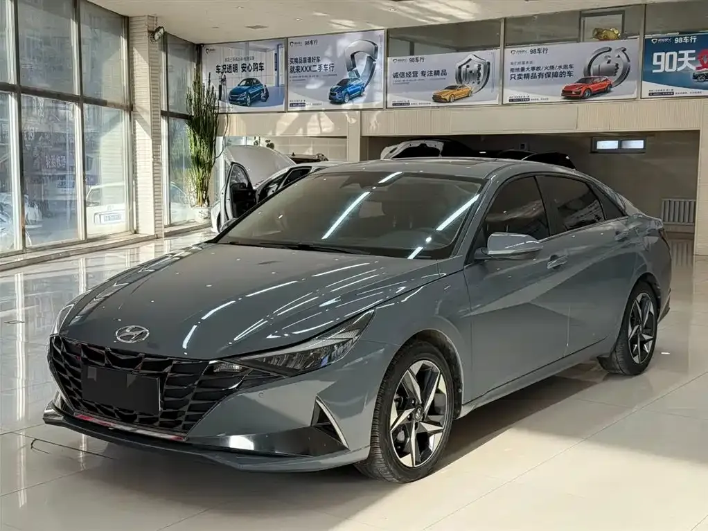 Hyundai Elantra — фото 1