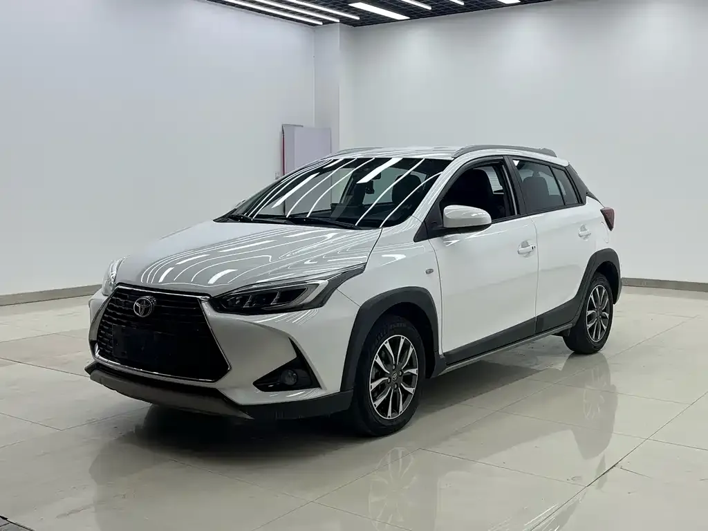 Toyota Yaris L — фото 1