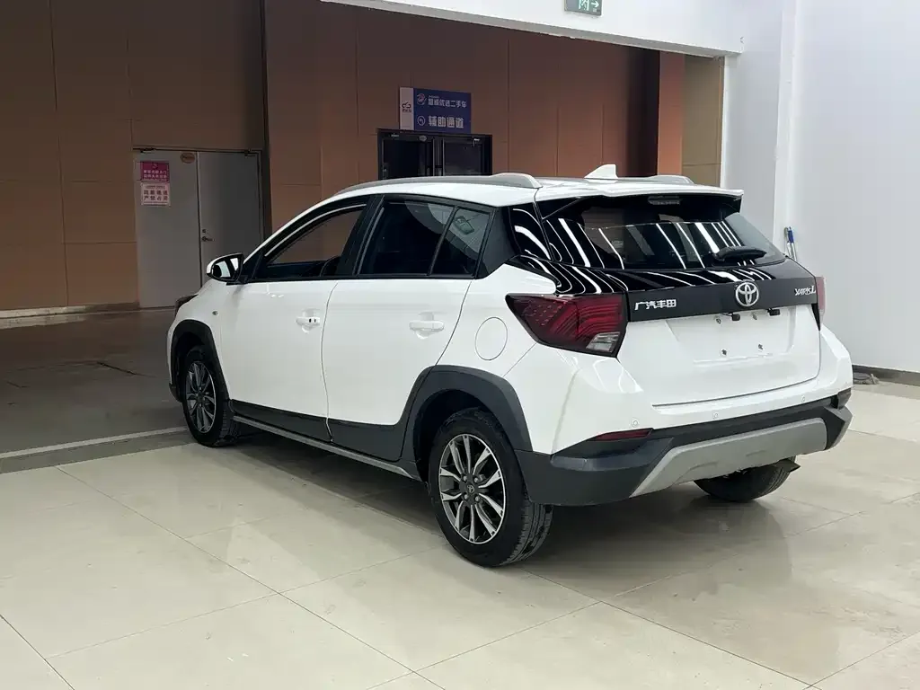 Toyota Yaris L — фото 2