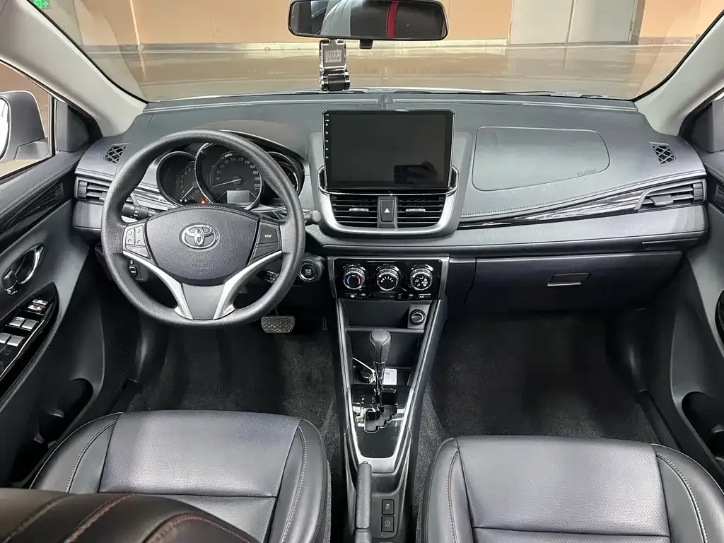 Toyota Yaris L — фото 3