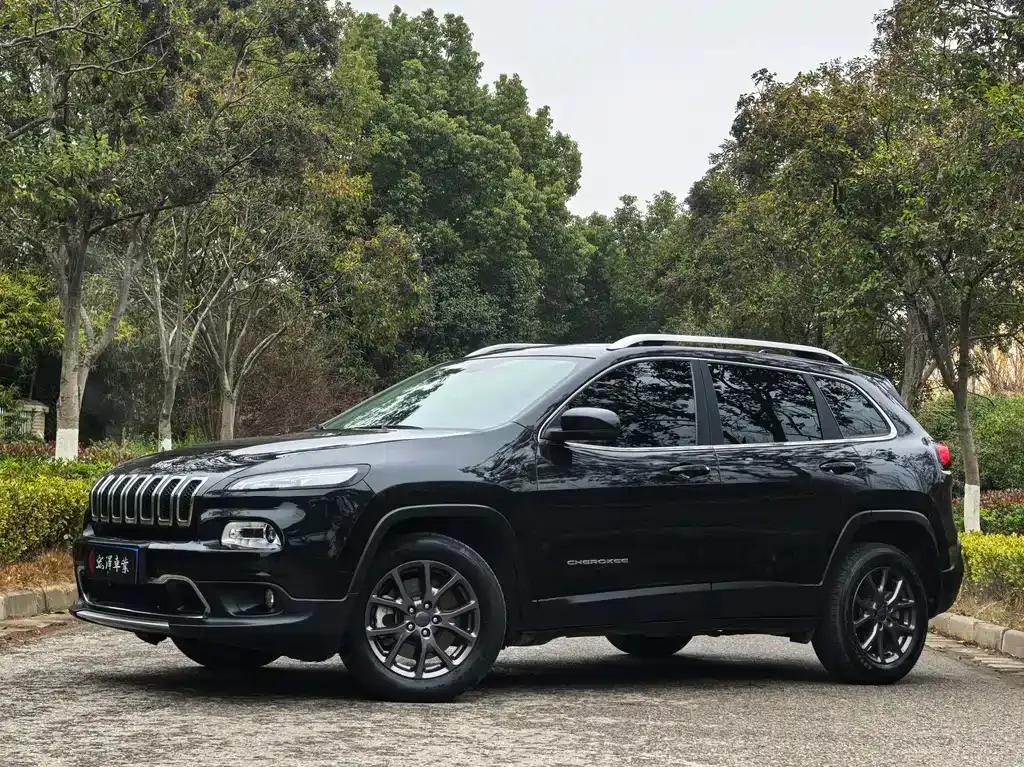 Jeep Cherokee — фото 1