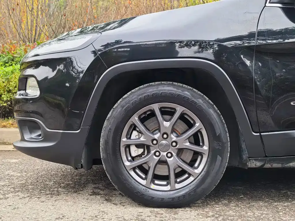 Jeep Cherokee — фото 8