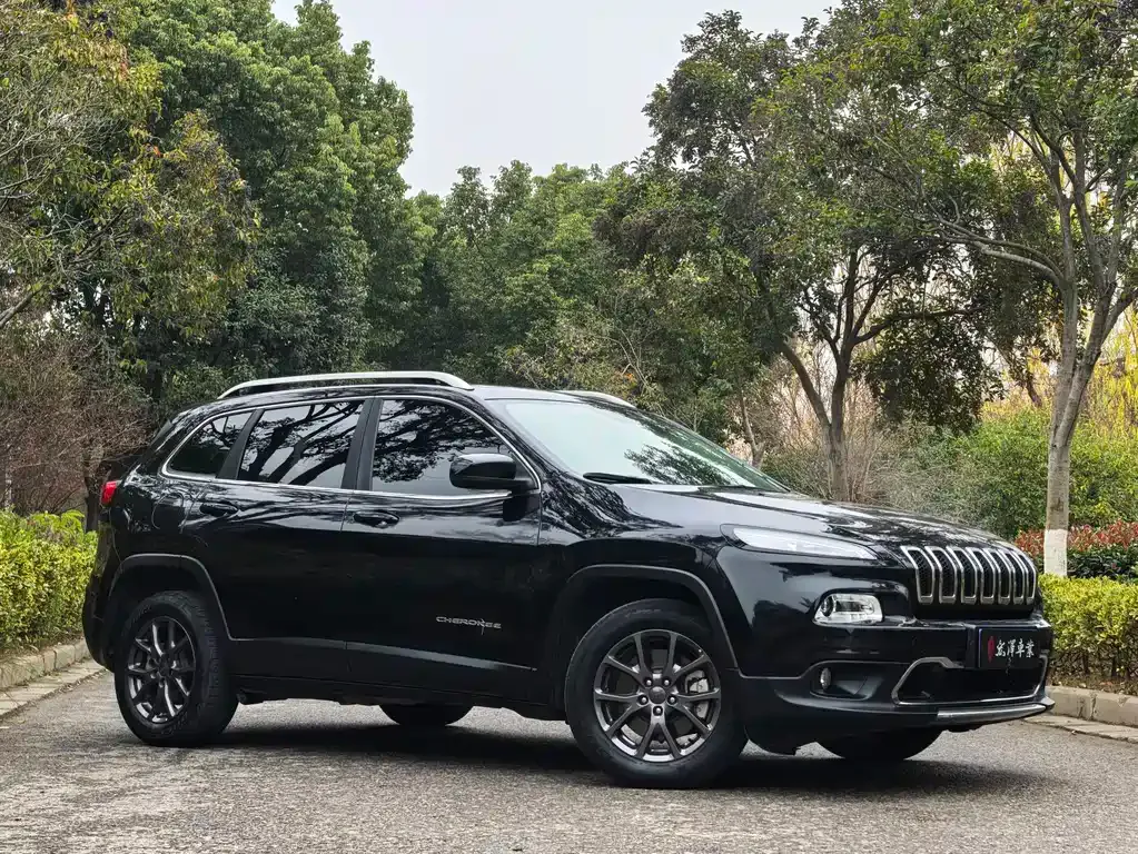 Jeep Cherokee — фото 10