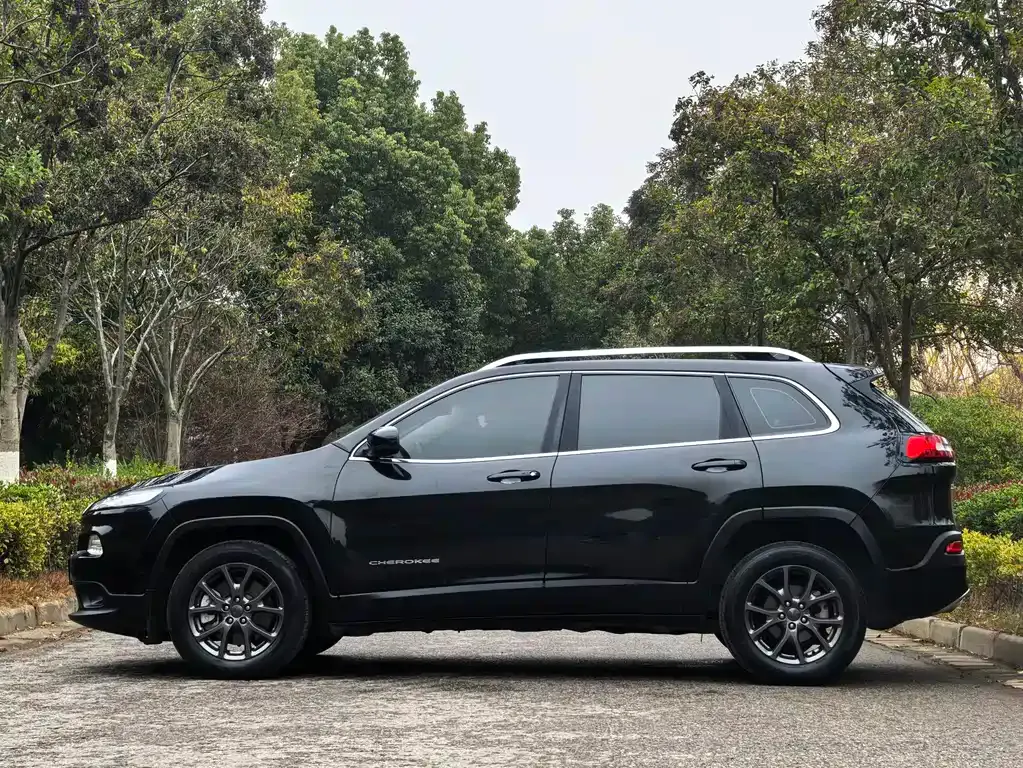 Jeep Cherokee — фото 9