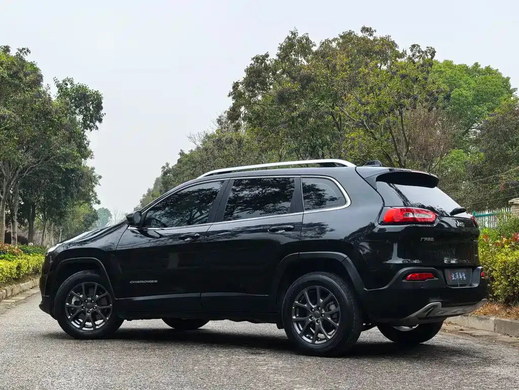 Jeep Cherokee — фото 3