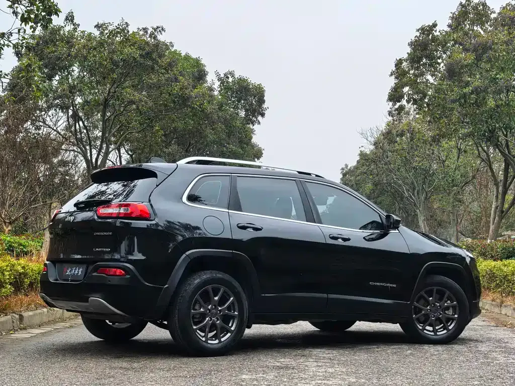 Jeep Cherokee — фото 4
