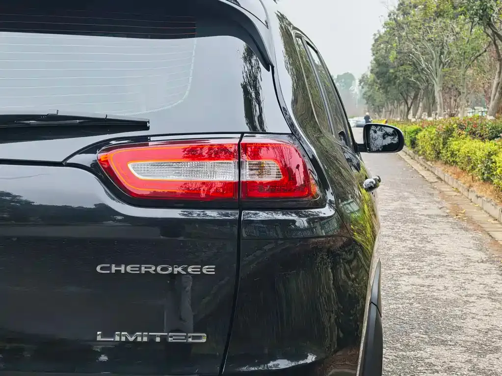 Jeep Cherokee — фото 2