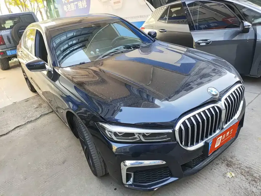BMW 7 Series — фото 1