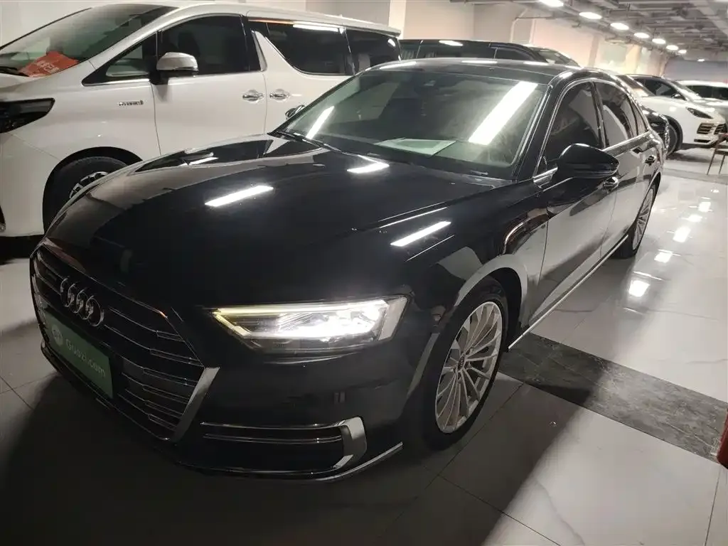 Audi A8 — фото 1