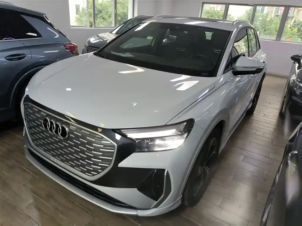 Audi Q4 e-tron — фото 1