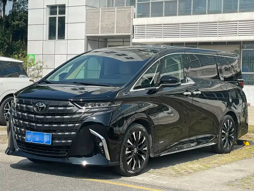 Toyota Alphard — фото 1